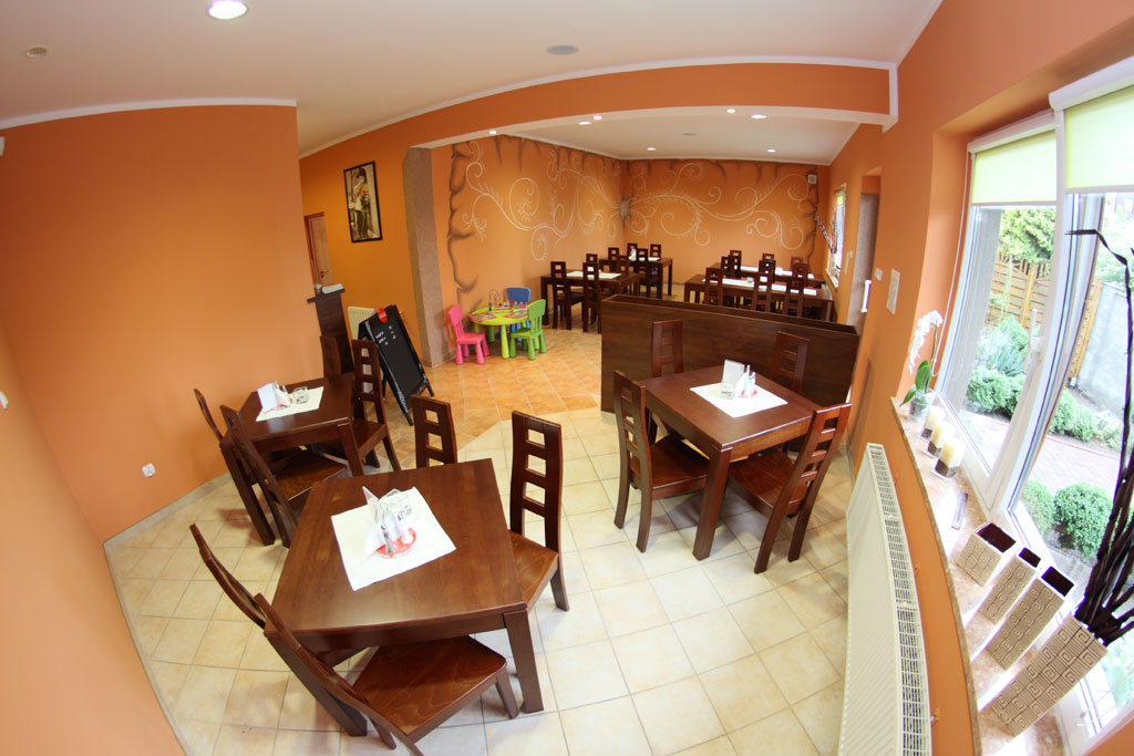 Stoły i kzesła w pizzerii